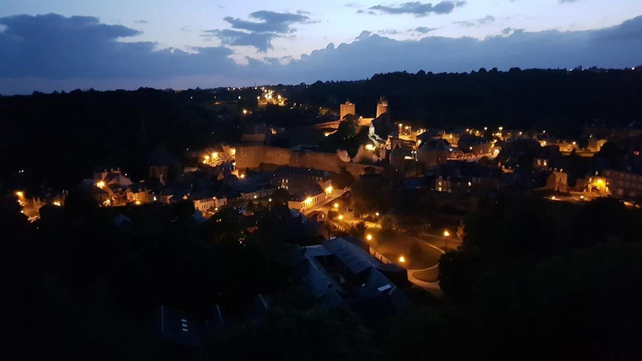 Mercier De Montigny - Les Chambres Du Beffroi - Spa Et Massage Fougères 外观 照片
