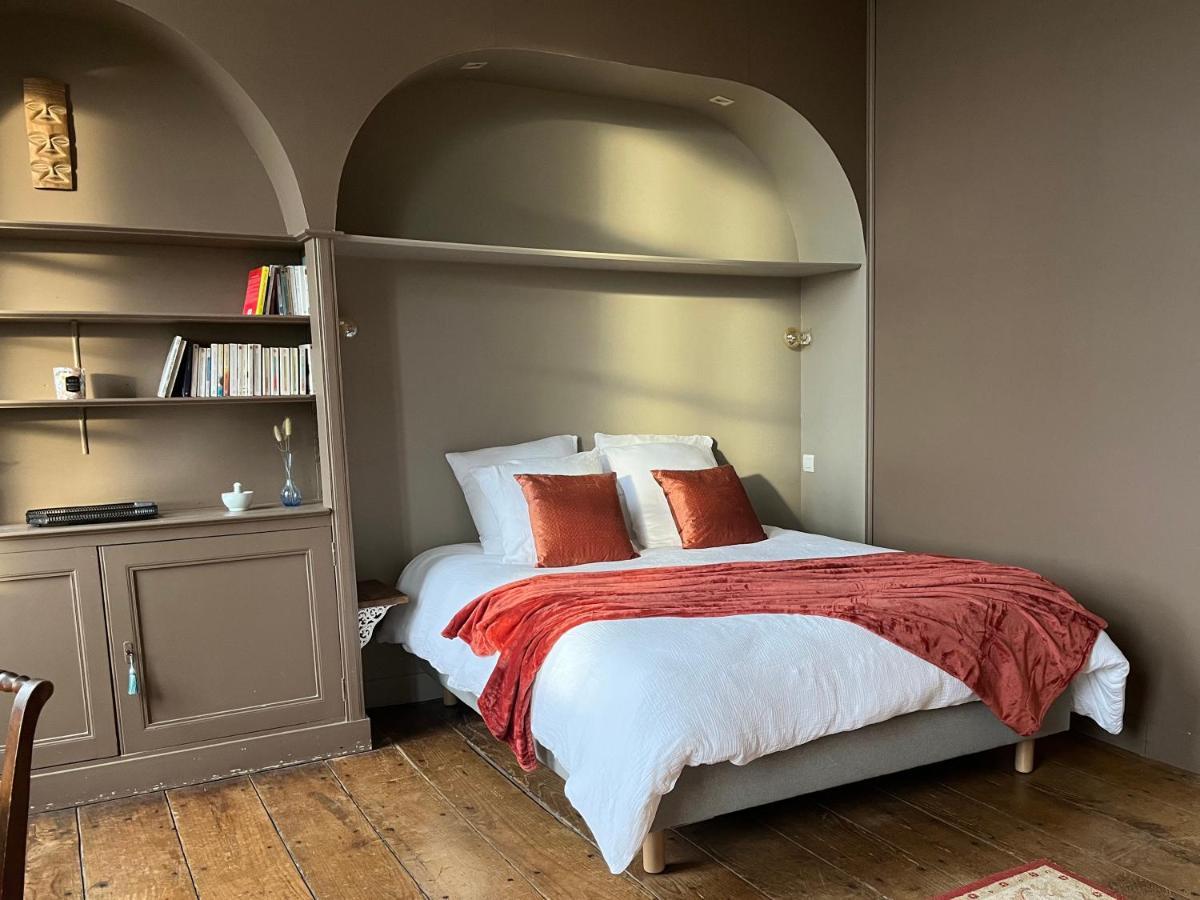 Mercier De Montigny - Les Chambres Du Beffroi - Spa Et Massage Fougères 外观 照片